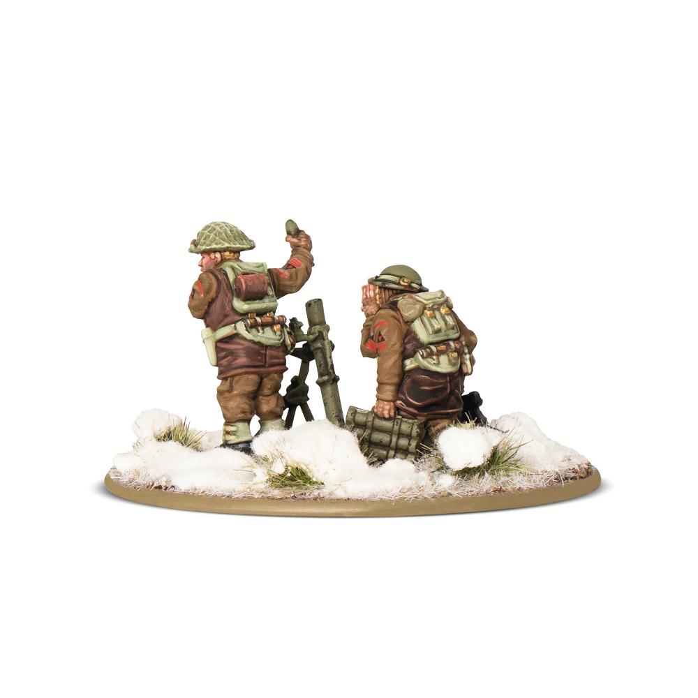 Two miniature figures of soldiers with a machine gun on a snowy base.