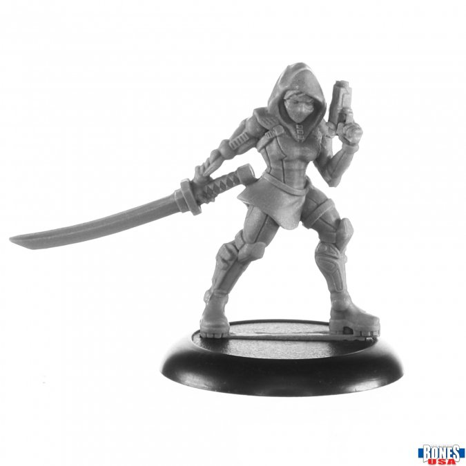 Asanis, Mercury Flyer from the Bones USA range by Reaper Miniatures. A female Sci-Fi assassin holding a sword out to one side in one hand and a gun held up to her masked face in the other.