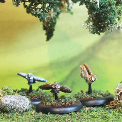 Hag Mother by Oakbound Studio. A pack of four lead pewter miniatures representing a hag mother and her owl familiars