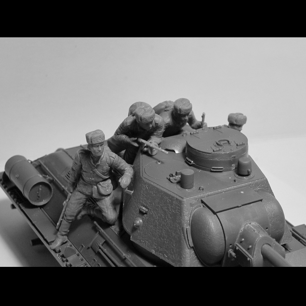 ICM T-34-76 with Soviet Tank Riders | 1:35