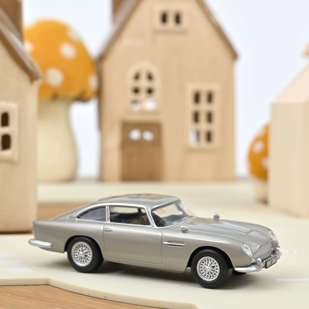 Silver Aston Martin DB5 1:43 - Metal