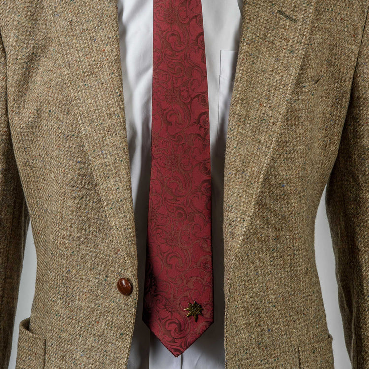 Warhammer 40k Chaos Tie, add a little Chaos to your day with this 100% polyester blend, Khorne red coloured tie with Chaos symbol logo detailing and removable pin badge.&nbsp;
