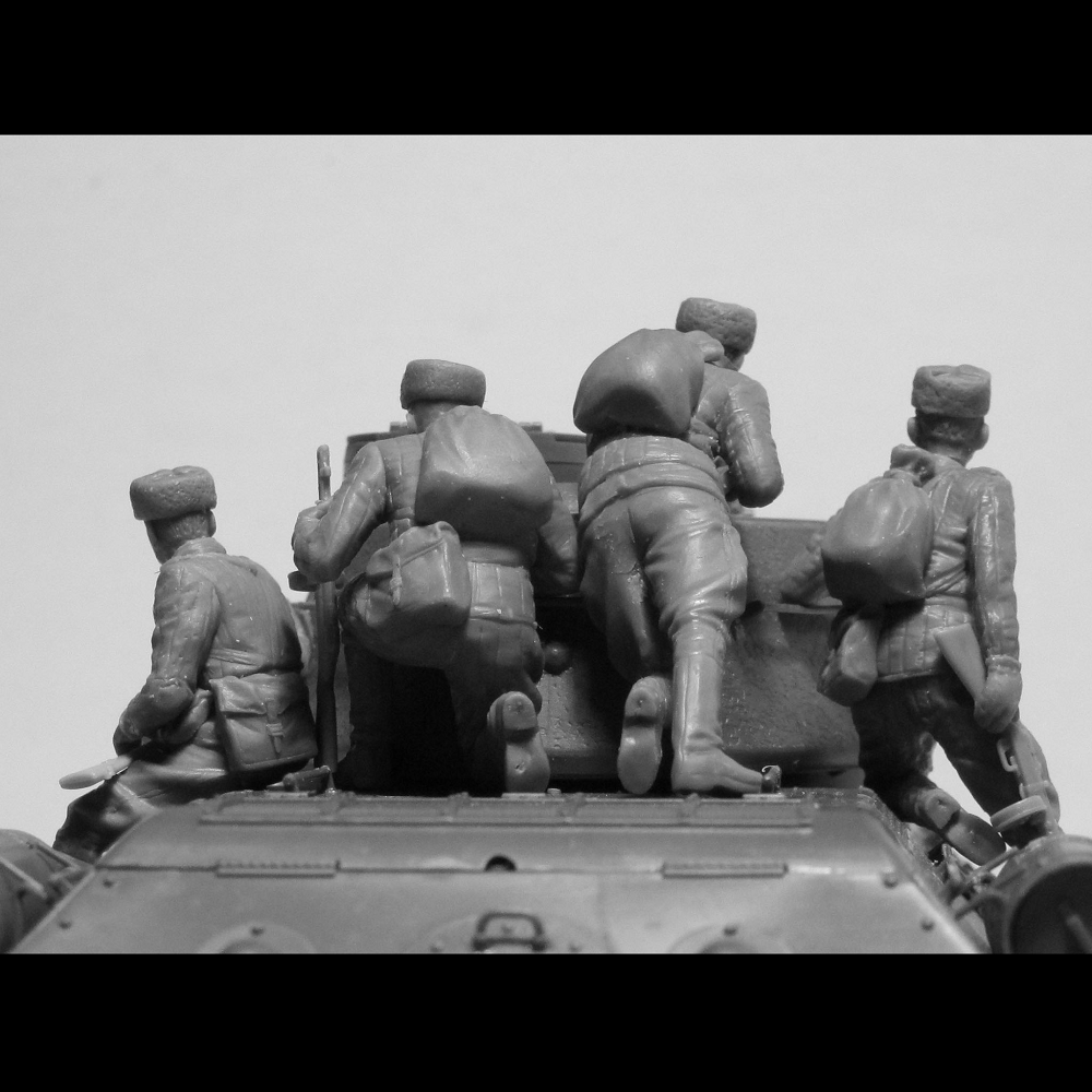 ICM T-34-76 with Soviet Tank Riders | 1:35