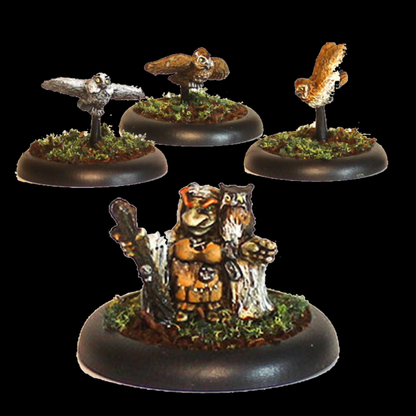 Hag Mother by Oakbound Studio. A pack of four lead pewter miniatures representing a hag mother and her owl familiars