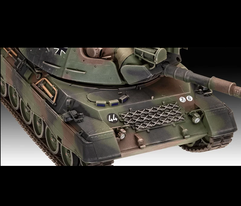 Revell Leopard 1 A1A1 A1A4 - 1:35 Tank Model Kit Gift Set