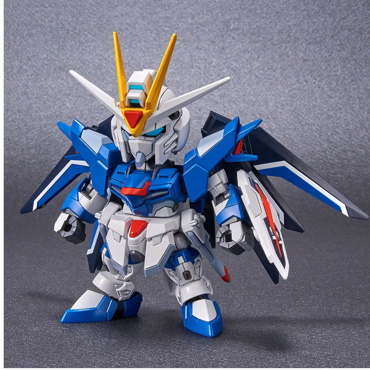 SD Gundam Ex-Standard Rising Freedom Gundam - Bandai Gunpla