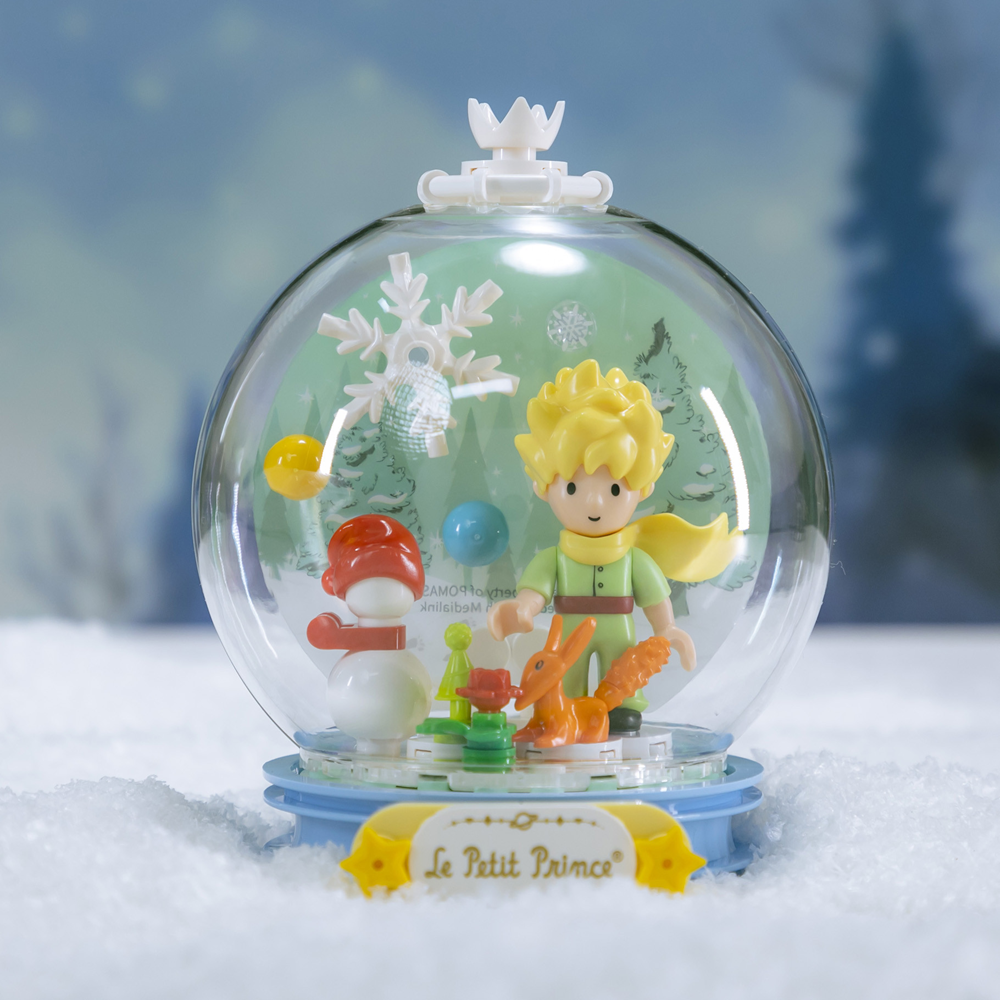 Snow globe with characters from 'Le Petit Prince' on a snowy background.Le Petit Prince Winter Melody brick model kit