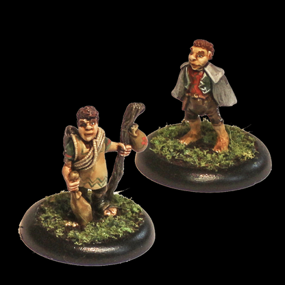 Oakbound Studio Cludbur. Two miniature figures on round bases with grass texture against a black background