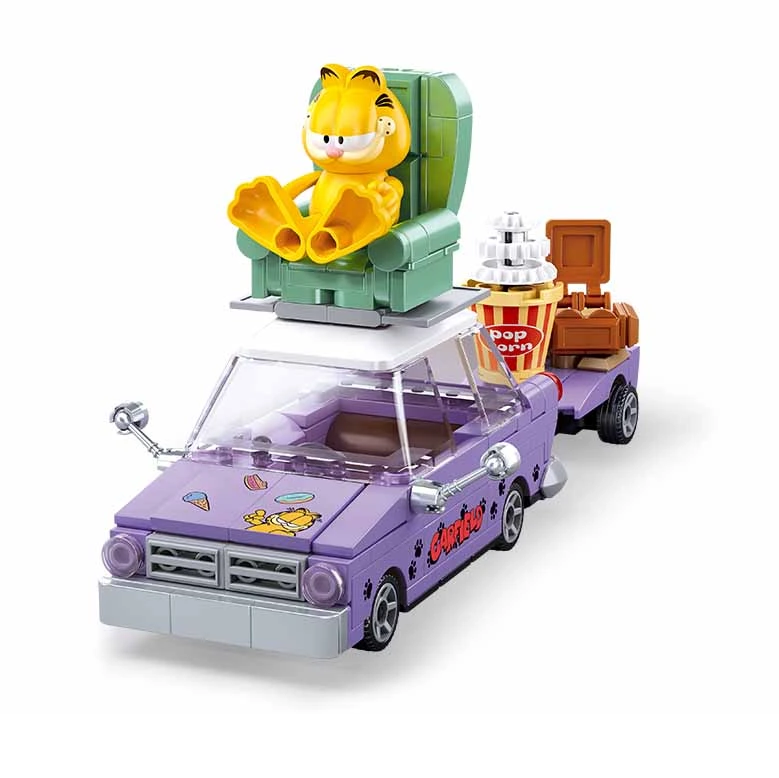 Sluban Garfield Car 218 piece brick building kit with roof lounge chair and popcorn trailer