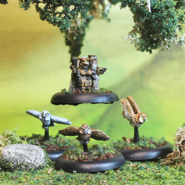 Hag Mother by Oakbound Studio. A pack of four lead pewter miniatures representing a hag mother and her owl familiars