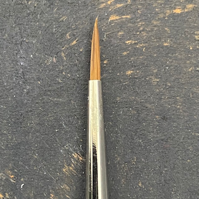 Rosemary & Co Red Dot pointed round size 2/0 paintbrush.