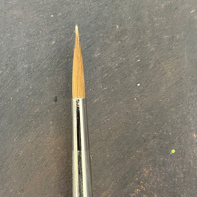  Rosemary & Co size 4 pure red sable brush has a wonderful matt burgundy handle with bulbus part