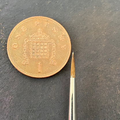 Series 98 Triangular Pure Sable - 0 - Rosemary & Co paint brush tip next to a 1pm
